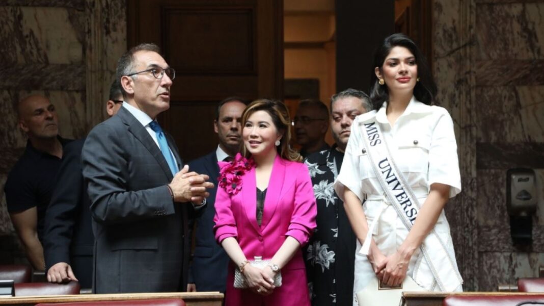 Σέινις Παλάσιος: Τη Βουλή των Ελλήνων επισκέφθηκε η Μις Υφήλιος 2023