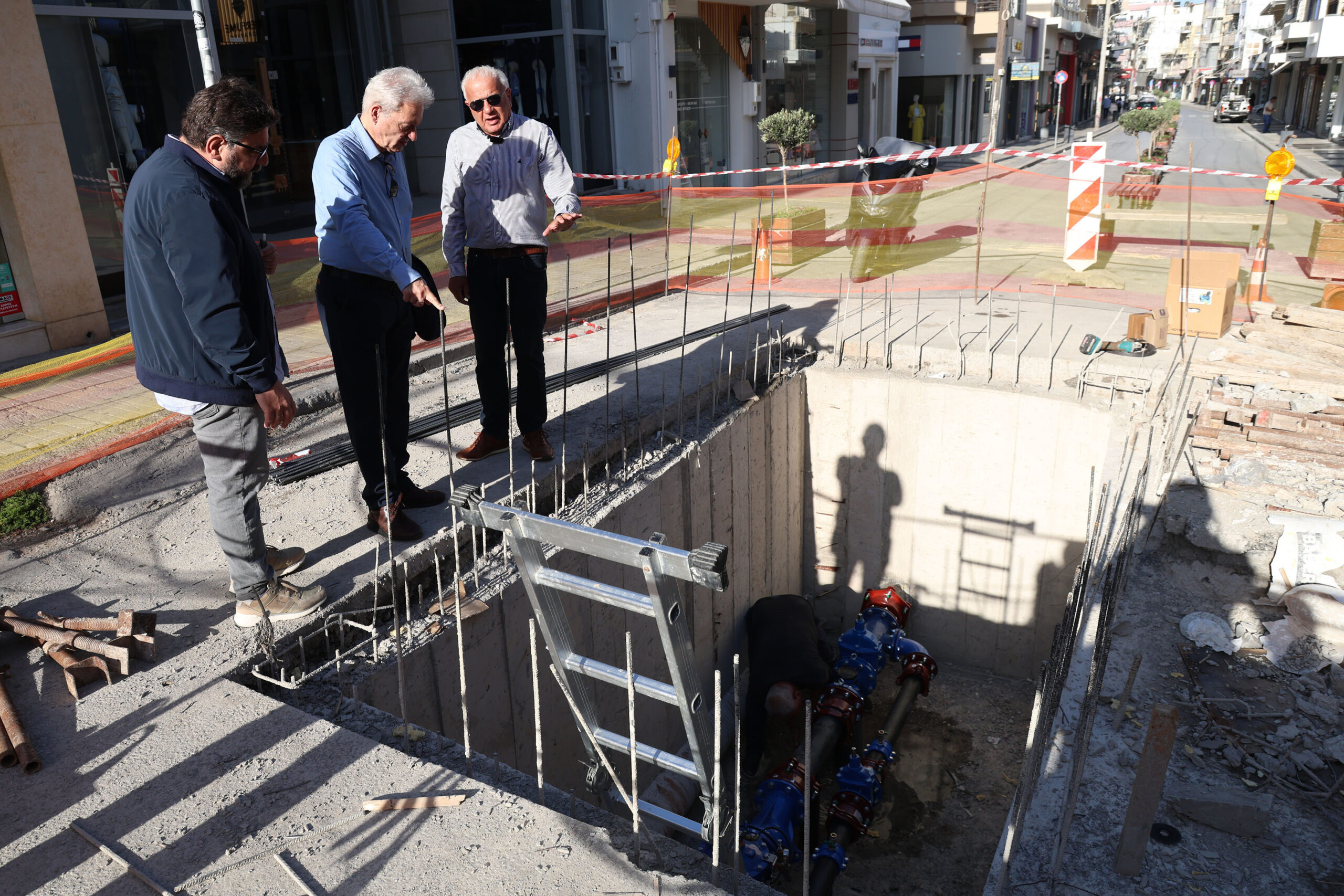 Στα έργα εγκατάστασης του υπερσύγχρονου συστήματος τηλεμετρίας της ΔΕΥΑΗ στην οδό Ίδης ο Δήμαρχος Ηρακλείου