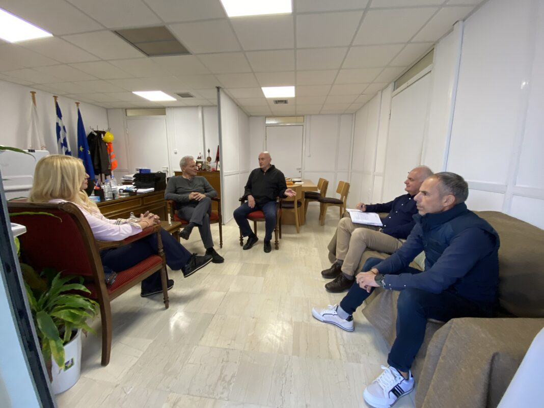 Η εφαρμογή των ισχυόντων κανόνων στη χρήση κοινόχρηστων χώρων, στο επίκεντρο συνάντησης του Αλέξη Καλοκαιρινού με εκπροσώπους εμπόρων και επαγγελματιών