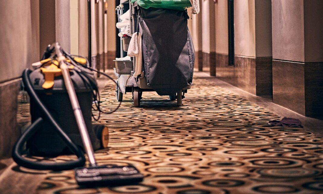 Οικιακή βοηθός ομολόγησε κλοπές σε σπίτια που εργαζόταν - Είχε αρπάξει τσάντα με 1200 ευρώ