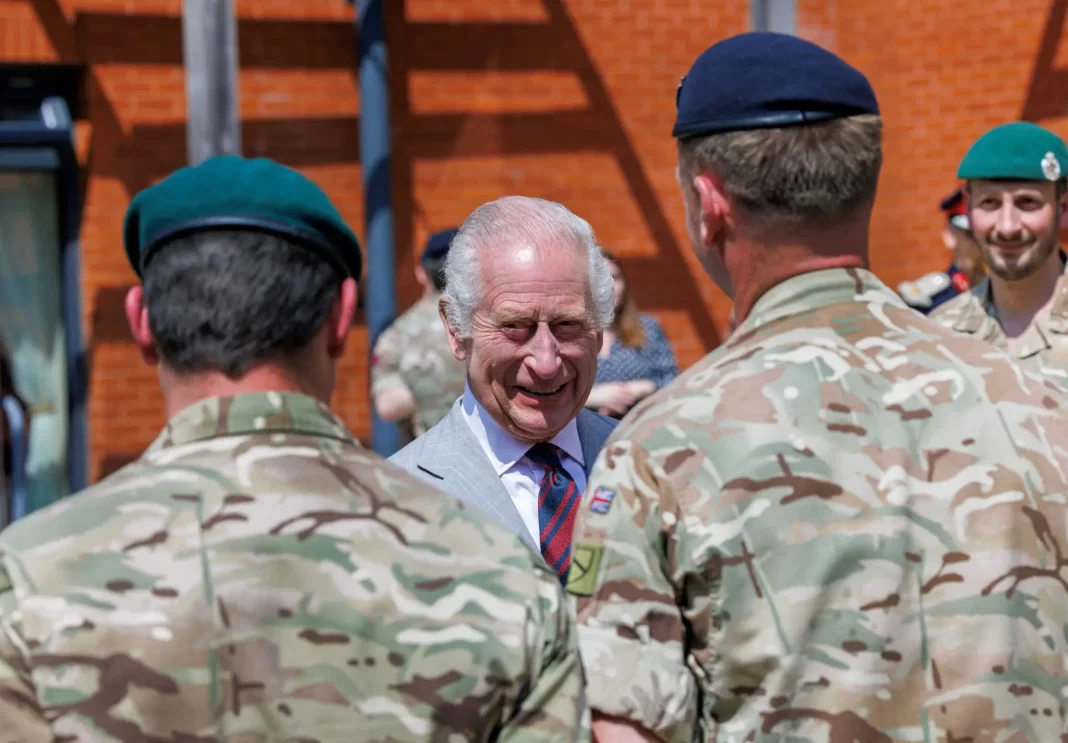 Βασιλιάς Κάρολος: Η πρώτη δημόσια εμφάνιση σε στρατιωτική βάση μετά τη διάγνωση του καρκίνου