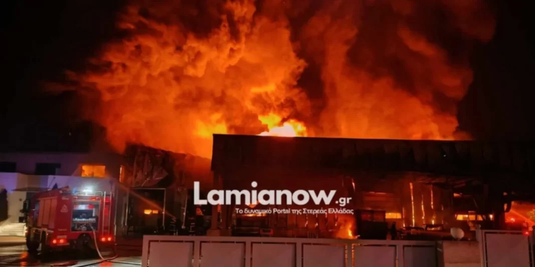 Κάηκε ολοσχερώς το εργοστάσιο της εταιρείας που εμπλέκεται στην υπόθεση τροφικής δηλητηρίασης μαθητών