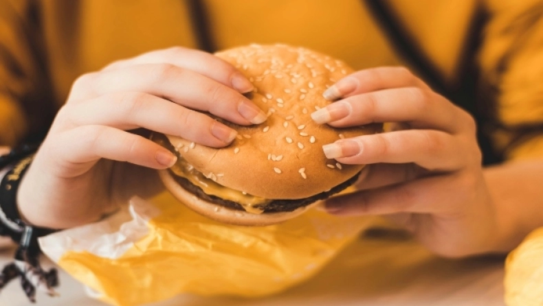 Άνδρας κράτησε το burger τον McDonald’s που είχε πάρει το 1995 για να δει τι θα γίνει