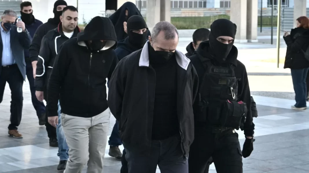 Βιασμός 12χρονης: Έρχεται δεύτερη δίκη για την φρίκη του Κολωνού, 18 νέοι κατηγορούμενοι – Οι Πακιστανοί, ο 82χρονος και ο ρόλος του Μίχου