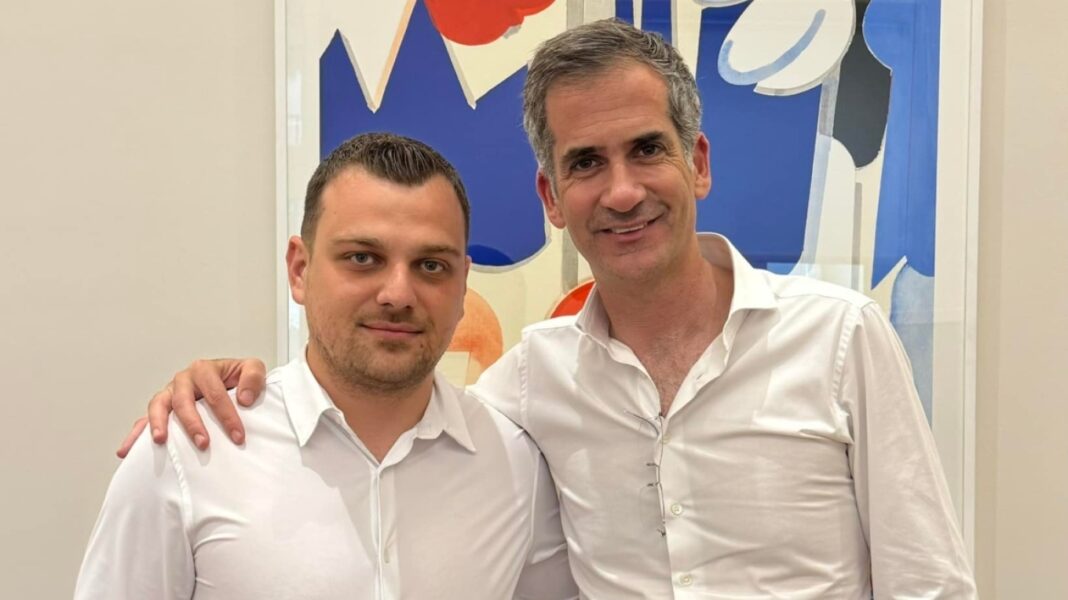 Κώστας Μπακογιάννης: Συναντήθηκε με τον γιο του Φρέντη Μπελέρη - «Η φωνή της δημοκρατίας που δεν φυλακίζεται»