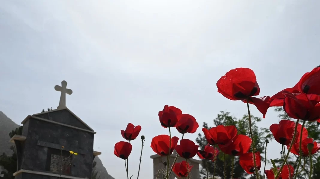 Βάνδαλος λεηλάτησε 30 μνήματα σε νεκροταφείο