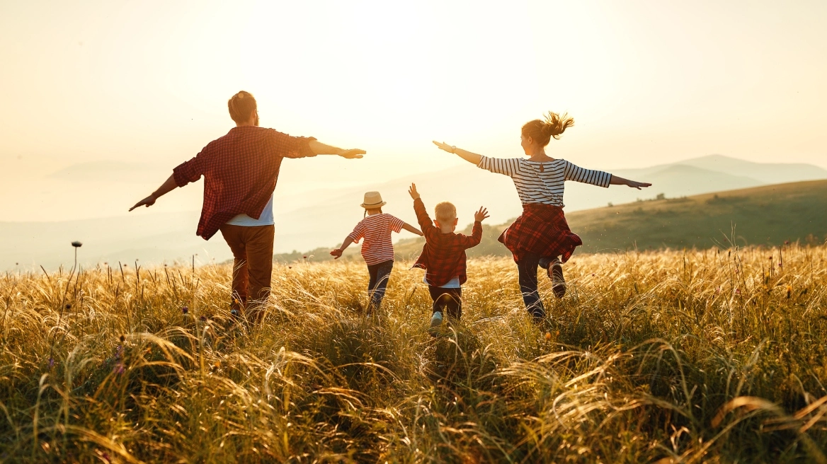Δημογραφικό: Πώς μπορεί να ανατραπεί – Τι λέει νέα έρευνα για την πτώση των γεννήσεων από το ‘80 και μετά