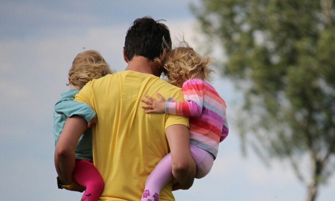 Ενδοοικογενειακή βία: Άγριος ξυλοδαρμός πατέρα την ώρα που κρατούσε αγκαλιά τα ανήλικα παιδιά του