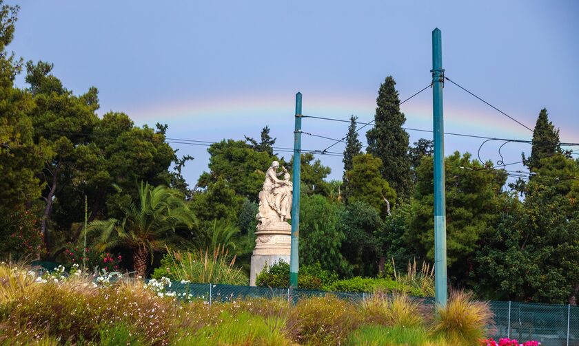 Γουδή: Εντυπωσιακές εικόνες από το σπάνιο τριπλό ουράνιο τόξο που εμφανίστηκε – Η εξήγηση Κολυδά