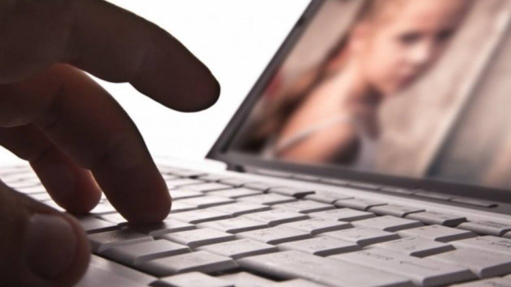 Εννέα άτομα κατηγορούνται για πορνογραφία και γενετήσιες πράξεις ανηλίκων