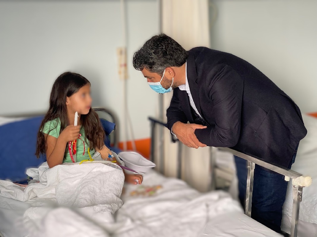Πασχαλιάτικες λαμπάδες και δωράκια σε παιδιά στο Γενικό Νοσοκομείο Χανίων και σε προνοιακές δομές, μοίρασε ο Παναγιώτης Σημανδηράκης