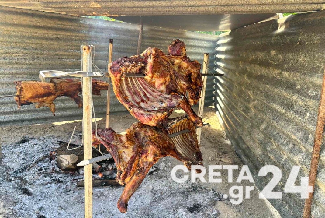 Πάσχα: «Πήραν φωτιά» σούβλες για το ψήσιμο του οβελία στην Κρήτη (εικόνες)