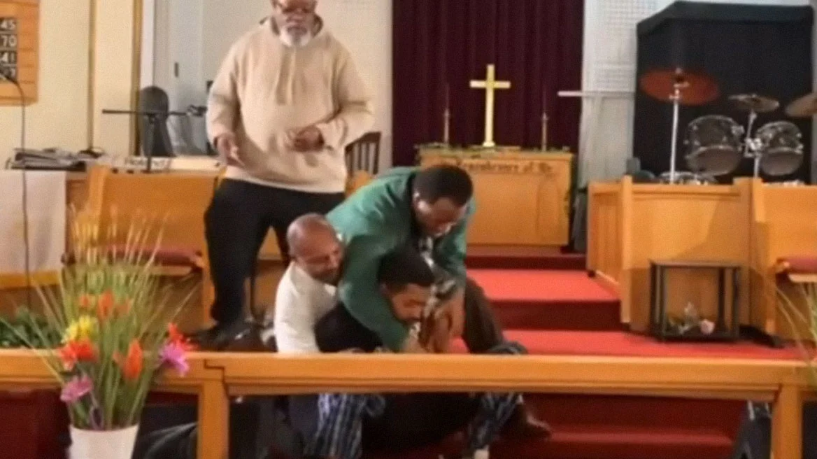 ΗΠΑ: Καρέ καρέ η εισβολή ενόπλου σε εκκλησία στην Πενσιλβάνια – Πήγε να πυροβολήσει τον ιερέα ενώ έκανε κήρυγμα