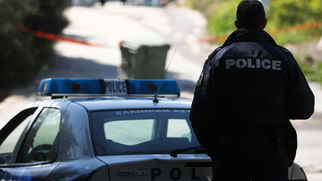 Τον χτύπησε με μαδέρι στο κεφάλι όταν έβρισε τα παιδιά του που ήταν στο αυτοκίνητο