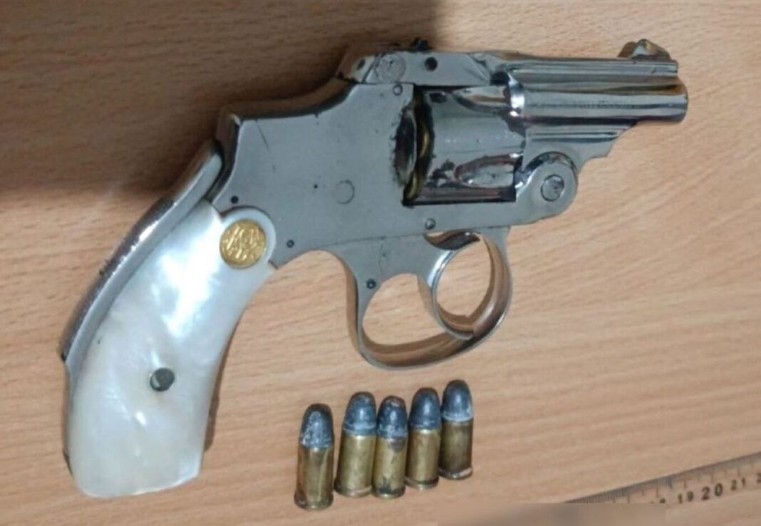 Συνελήφθη 17χρονος με γεμάτο περίστροφο