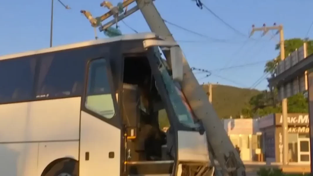 Λεωφορείο έπεσε σε κολόνα