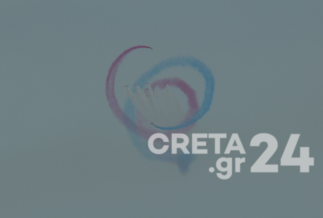Χανιά: Τα Red Arrows «ζωγράφισαν» τον ουρανό για την επέτειο της Μάχης της Κρήτης