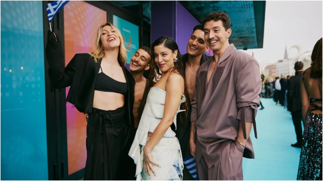 Μαρίνα Σάττι: Χαμογελαστή με την ομάδα της στο Τιρκουάζ Χαλί της Eurovision