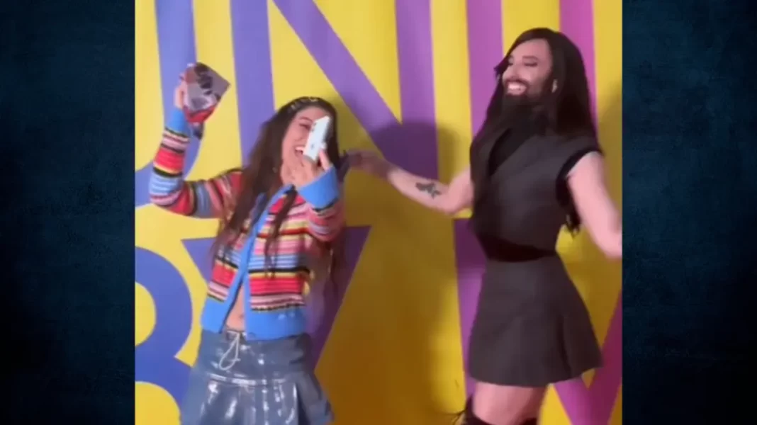 Eurovision: Η Μαρίνα Σάττι δείχνει στην Κοντσίτα πώς να κουνάει το μαντήλι – Δείτε το βίντεο