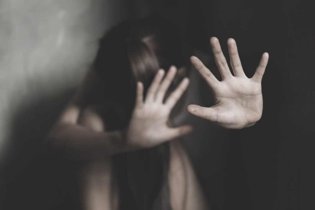 Καταδικάστηκε πατέρας που παρενοχλούσε τη 17χρονη κόρη του - «Κακό είναι που φιλάω στο στόμα τα παιδιά μου;»