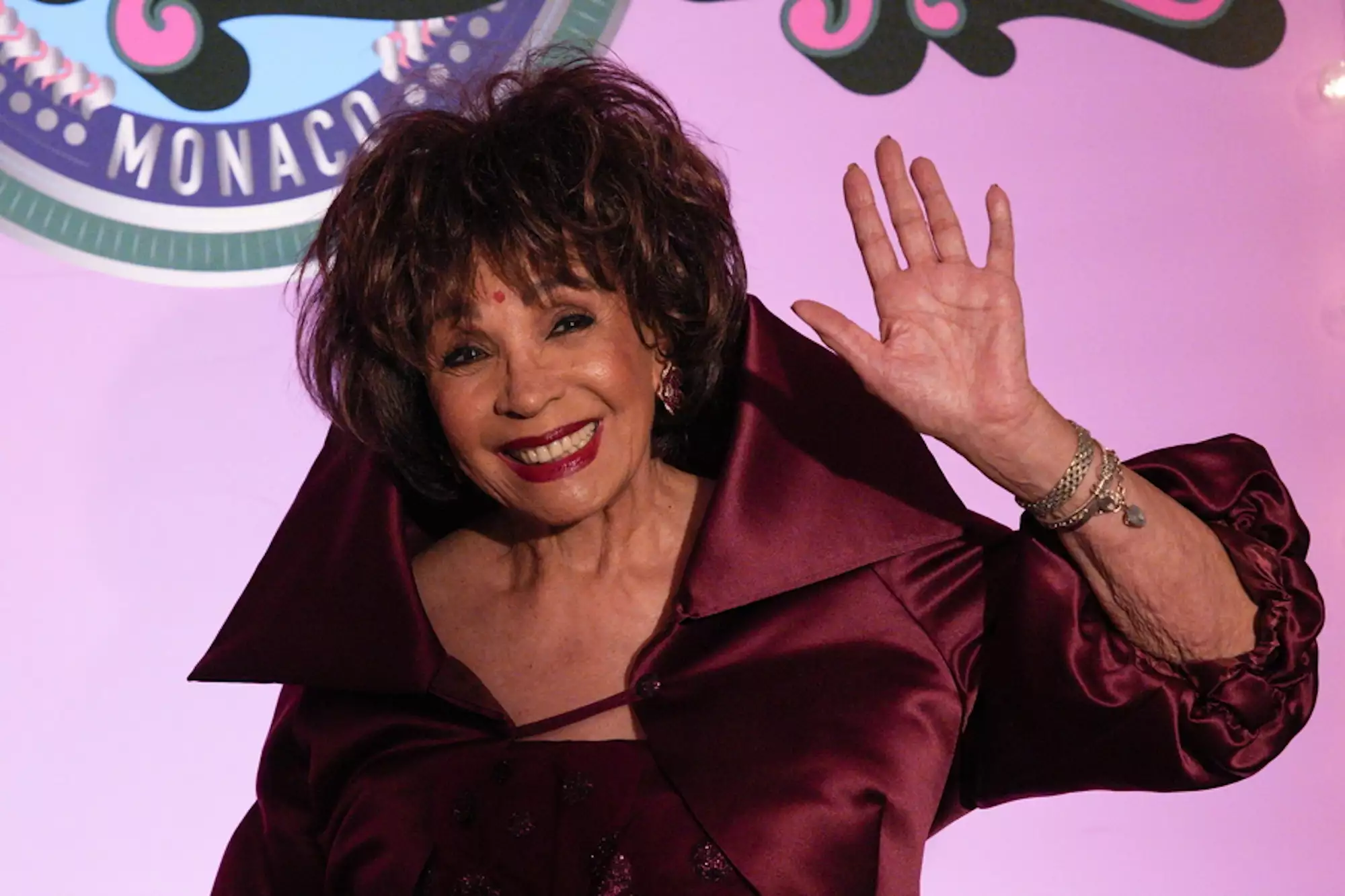 Η Σίρλεϊ Μπάσεϊ πουλάει τα κοσμήματά της αφού τελικά «Τα διαμάντια δεν είναι παντοτινά»