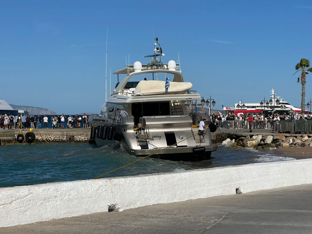 Θαλαμηγός χτύπησε στην παραλία και στην προβλήτα λιμανιού από τον δυνατό αέρα (βίντεο)
