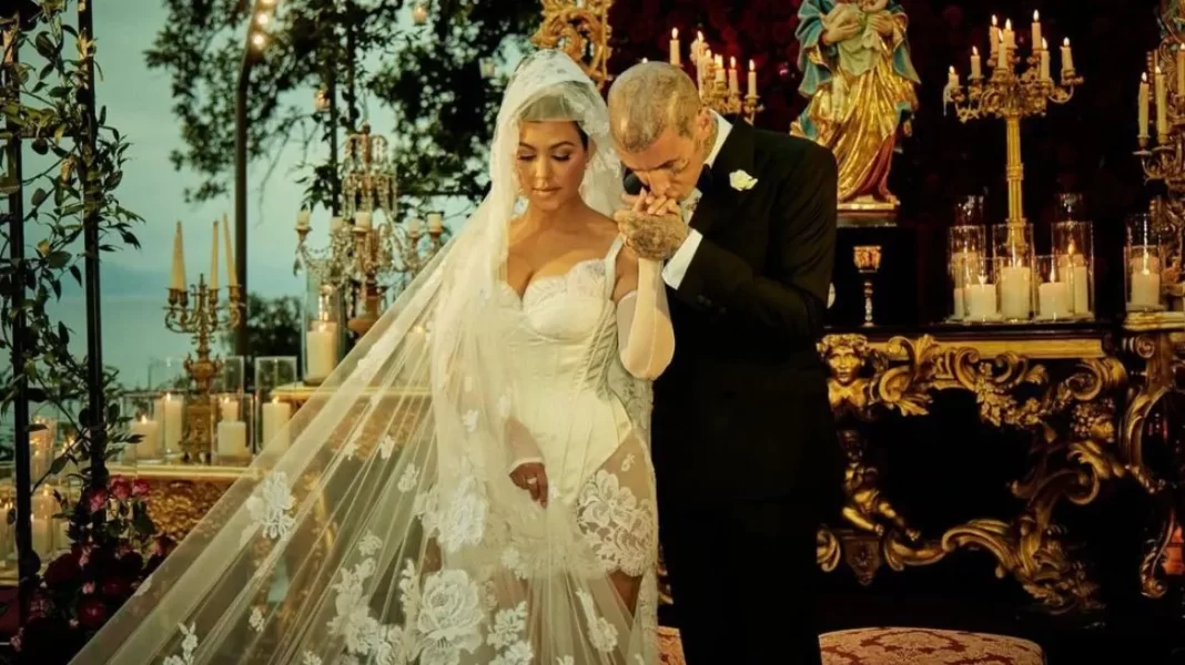Τράβις Μπάρκερ – Κόρτνεϊ Καρντάσιαν: Γιορτάζουν δύο χρόνια γάμου – Οι αναρτήσεις τους στο Instagram