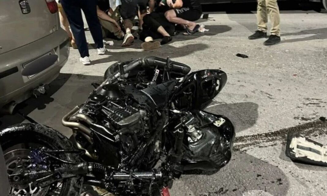 Σοβαρό τροχαίο: Αυτοκίνητο συγκρούστηκε με μηχανή - Στο νοσοκομείο δύο 23χρονοι