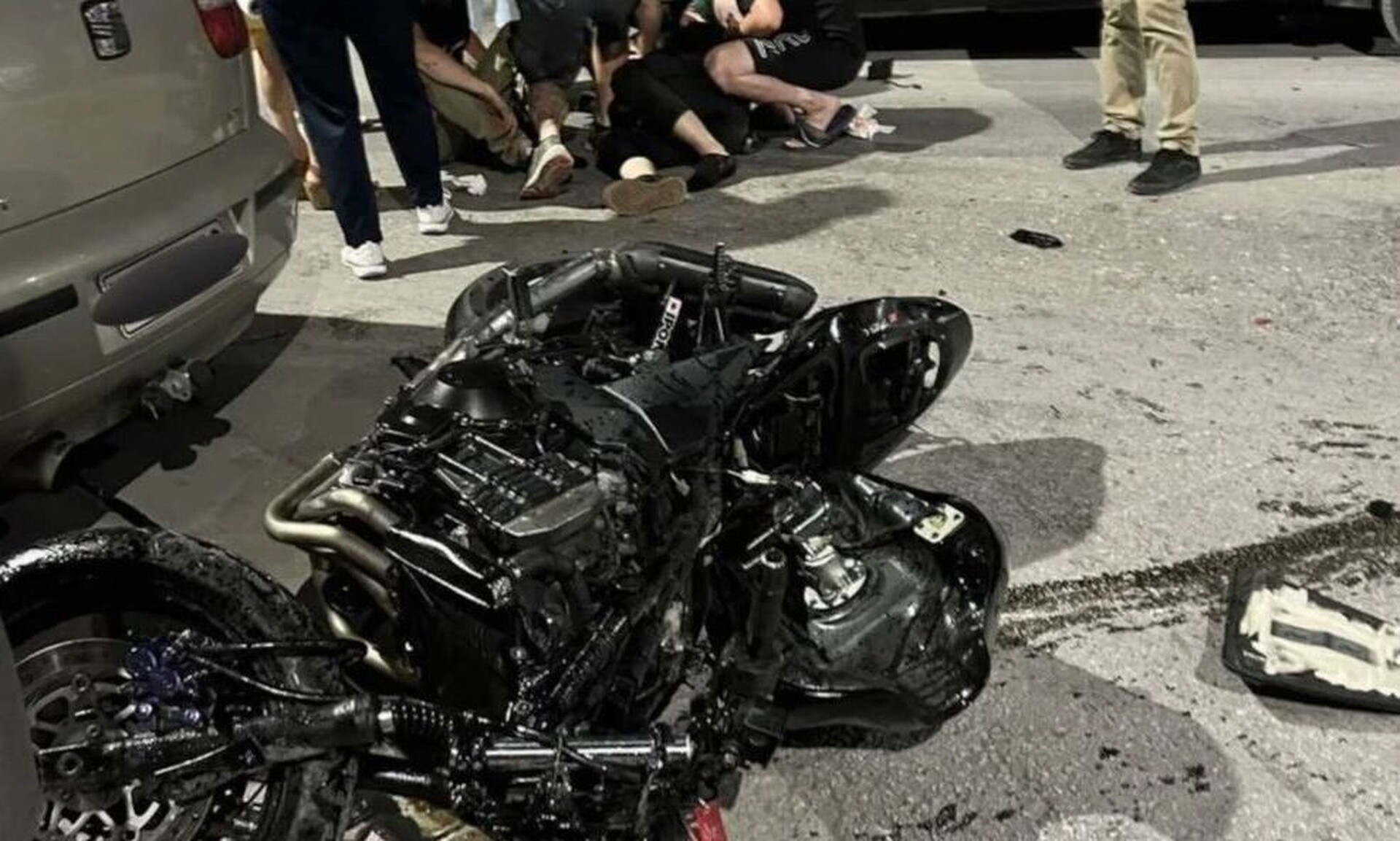 Σοβαρό τροχαίο: Αυτοκίνητο συγκρούστηκε με μηχανή - Στο νοσοκομείο δύο 23χρονοι