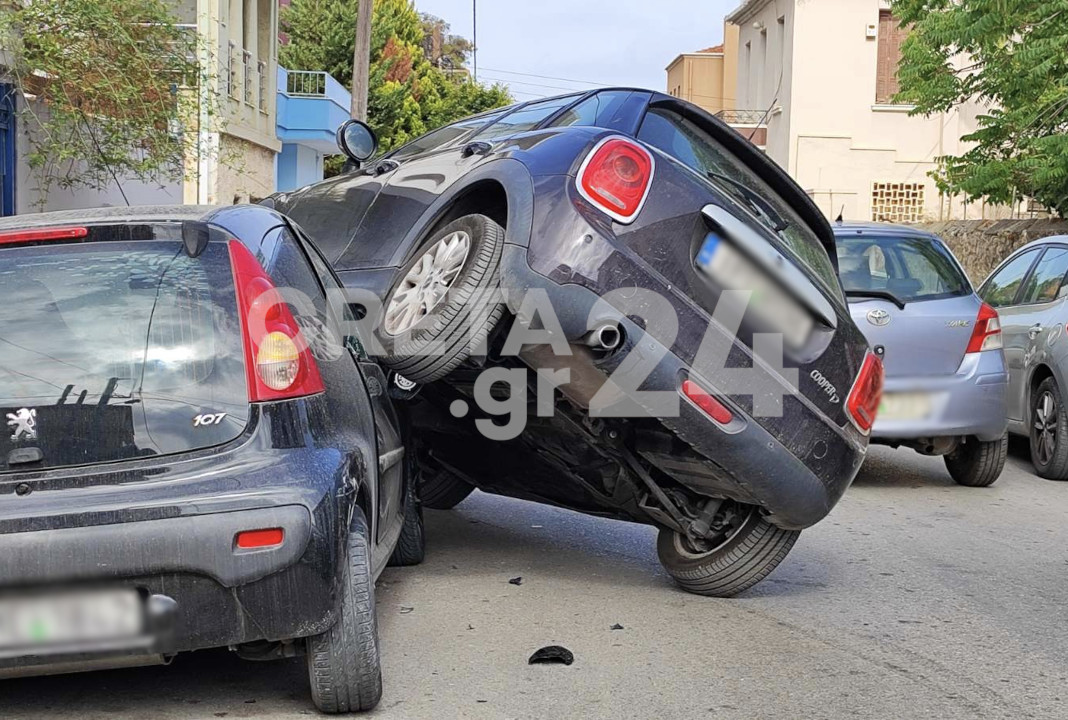 Απίστευτο τροχαίο στην Κρήτη: Αυτοκίνητο «σκαρφάλωσε» σε σταθμευμένο ΙΧ