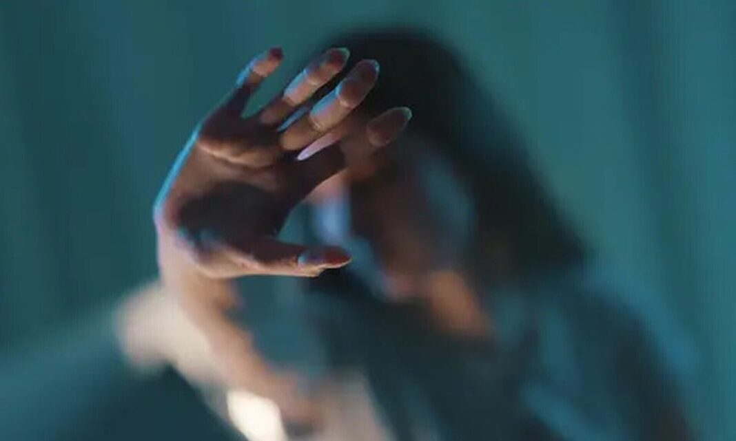 Καταγγελία για ενδοοικογενειακή βία - Χτύπησε το κεφάλι της συντρόφου του στην πόρτα