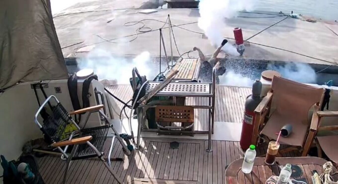 Η στιγμή που πυροσβεστήρας ανοίγει στα χέρια νεαρού και τον εκτοξεύει στη θάλασσα