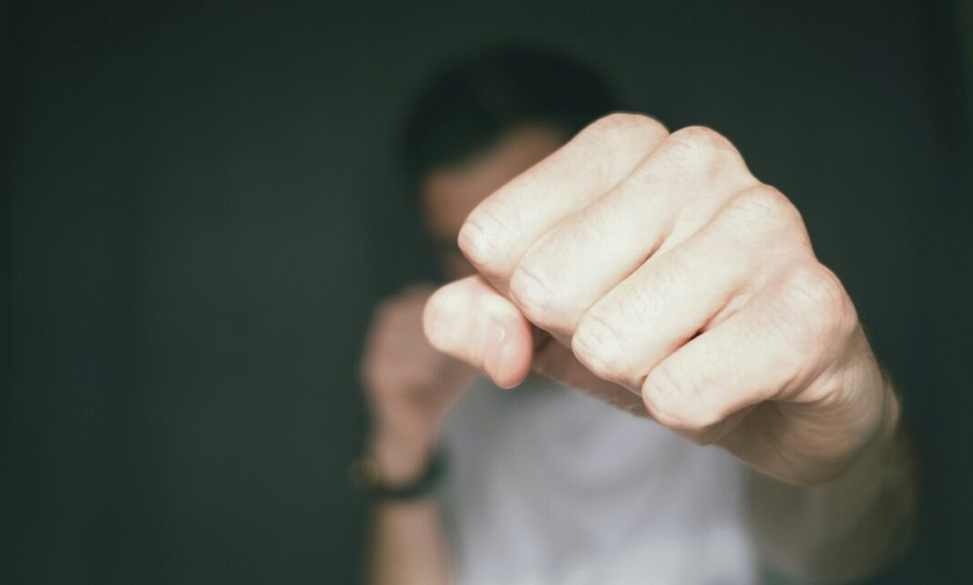 Απήγαγαν 17χρονο μπροστά στα μάτια της μητέρας τους – Τον «σάπισαν» στο ξύλο