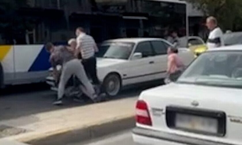Η Αστυνομία αναζητά τους τρεις άντρες που ξυλοκόπησαν το ζευγάρι στη μέση του δρόμου