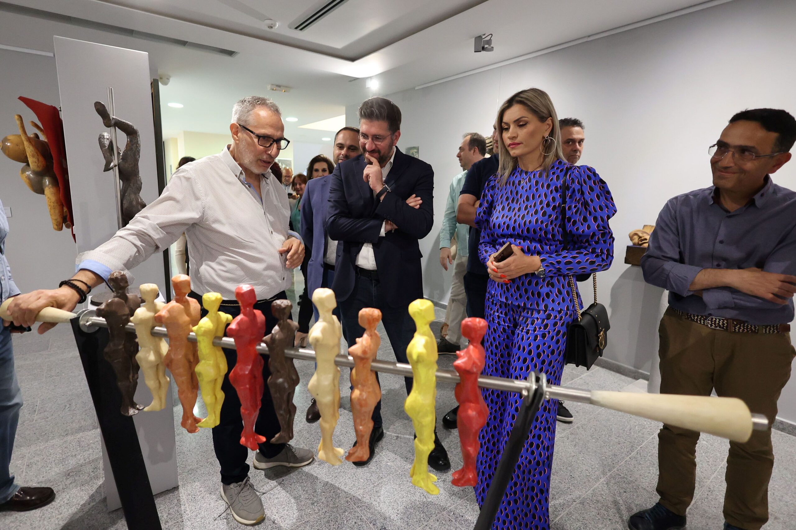 Κατάμεστη από κόσμο η Δημοτική Πινακοθήκη Μαλεβιζίου στα εγκαίνια της έκθεσης «Ιδανικές Φωνές» με έργα του Κώστα Παγωμένου