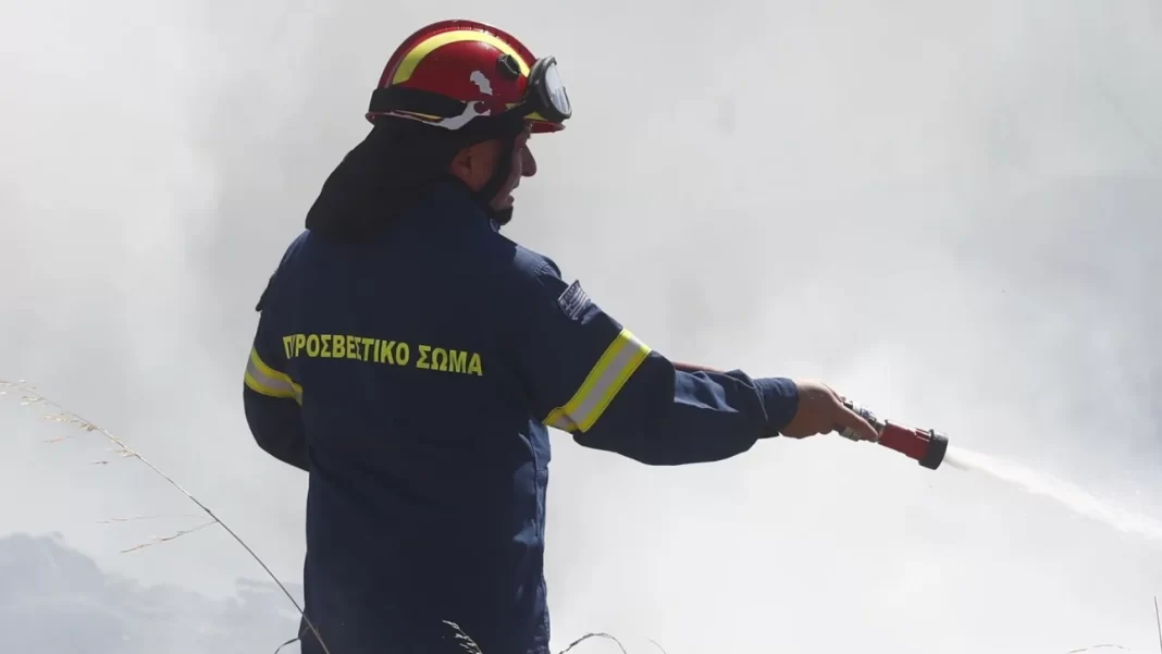 Φωτιά στον Κόκκινο Μύλο – Κοντά σε κατοικημένη περιοχή στη Νέα Φιλαδέλφεια