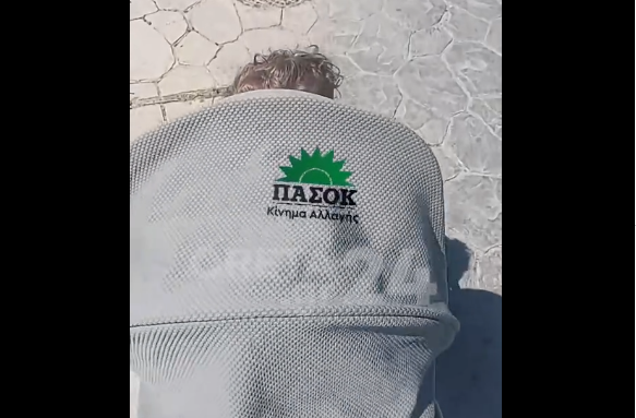 ΠΑΣΟΚ από… κούνια: Viral o μικρός Νικόλας στο δρόμο προς το εκλογικό κέντρο