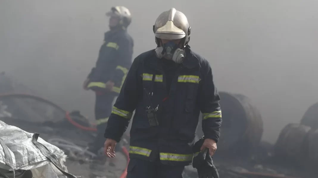 Βελτιωμένη εικόνα από τη φωτιά μετά την έκρηξη σε εργοστάσιο στην Κηφισιά - Άνοιξε ο παράδρομος