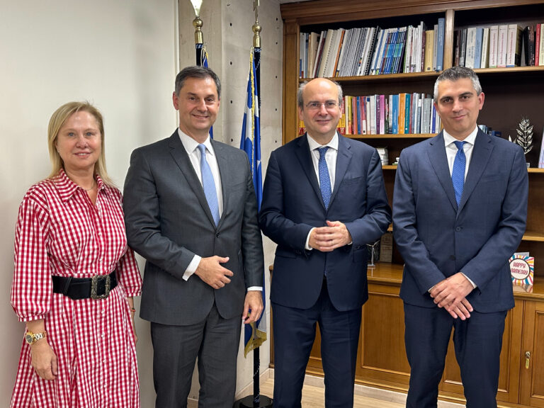 Η τελετή παράδοσης-παραλαβής στο Υπουργείο Οικονομικών: Ο Χάρης Θεοχάρης παρέδωσε στον Χρίστο Δήμα