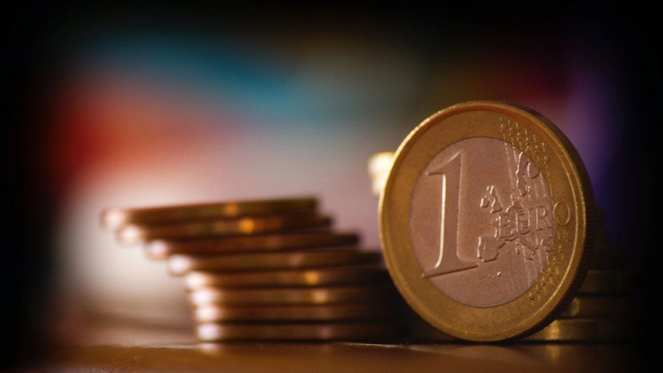 Το ευρώ υποχωρεί στον απόηχο των ευρωεκλογών