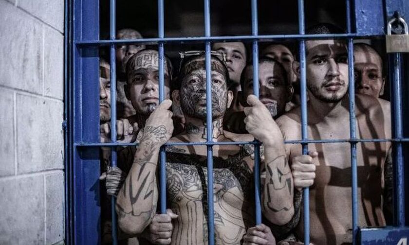 Ελ Σαλβαδόρ: Εικόνες μέσα από τις σκληρότερες φυλακές του πλανήτη – Εκεί όπου δεν κοιμάται κανείς