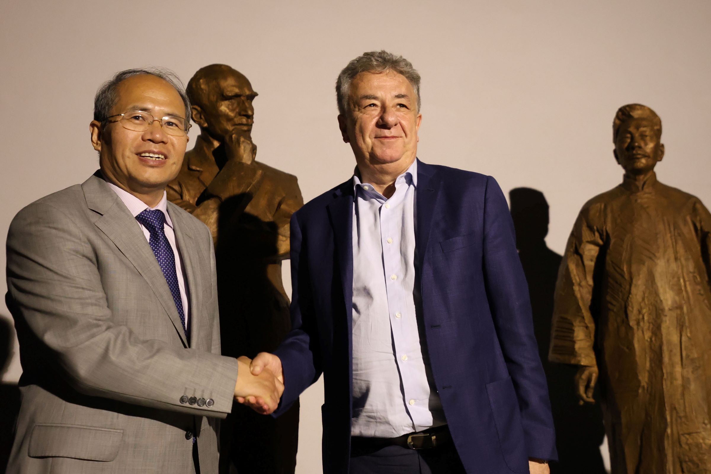 Ο Περιφερειάρχης Κρήτης στην εκδήλωση των αποκαλυπτηρίων της γλυπτικής σύνθεσης στην πλατεία του Μουσείου Νίκου Καζαντζάκη στη Μυρτιά