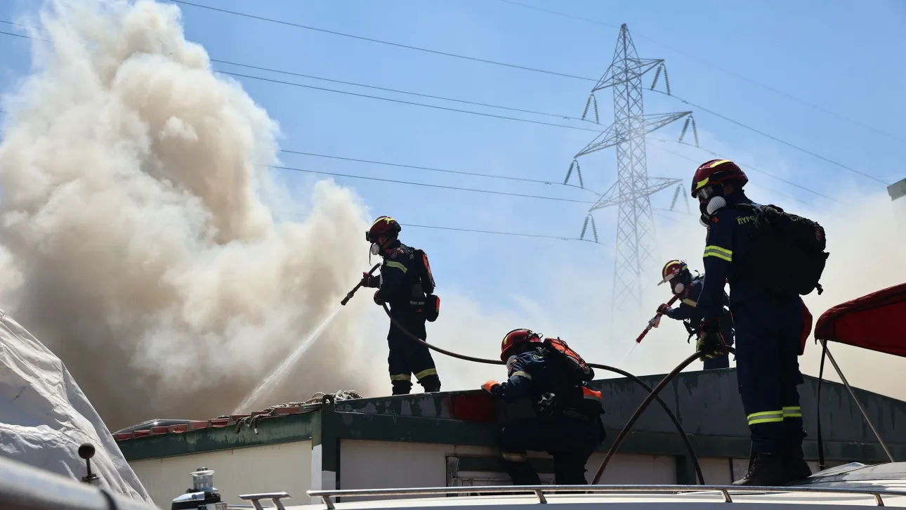 Φωτιά στη Βάρης Κορωπίου: «Έχουν καεί σπίτια», λέει ο Δήμαρχος – Εκκενώσεις οικισμών