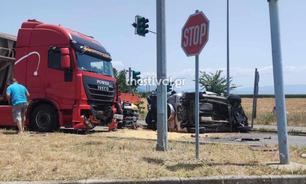 Σοβαρό τροχαίο: Σφοδρή σύγκρουση νταλίκας με τζιπ – Ένας τραυματίας