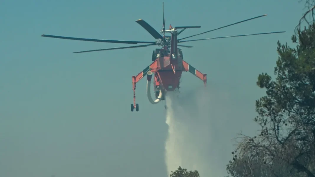 Φωτιά στην Κερατέα: Ανεξέλεγκτο μέτωπο στους πρόποδες του Εθνικού Δρυμού του Σουνίου