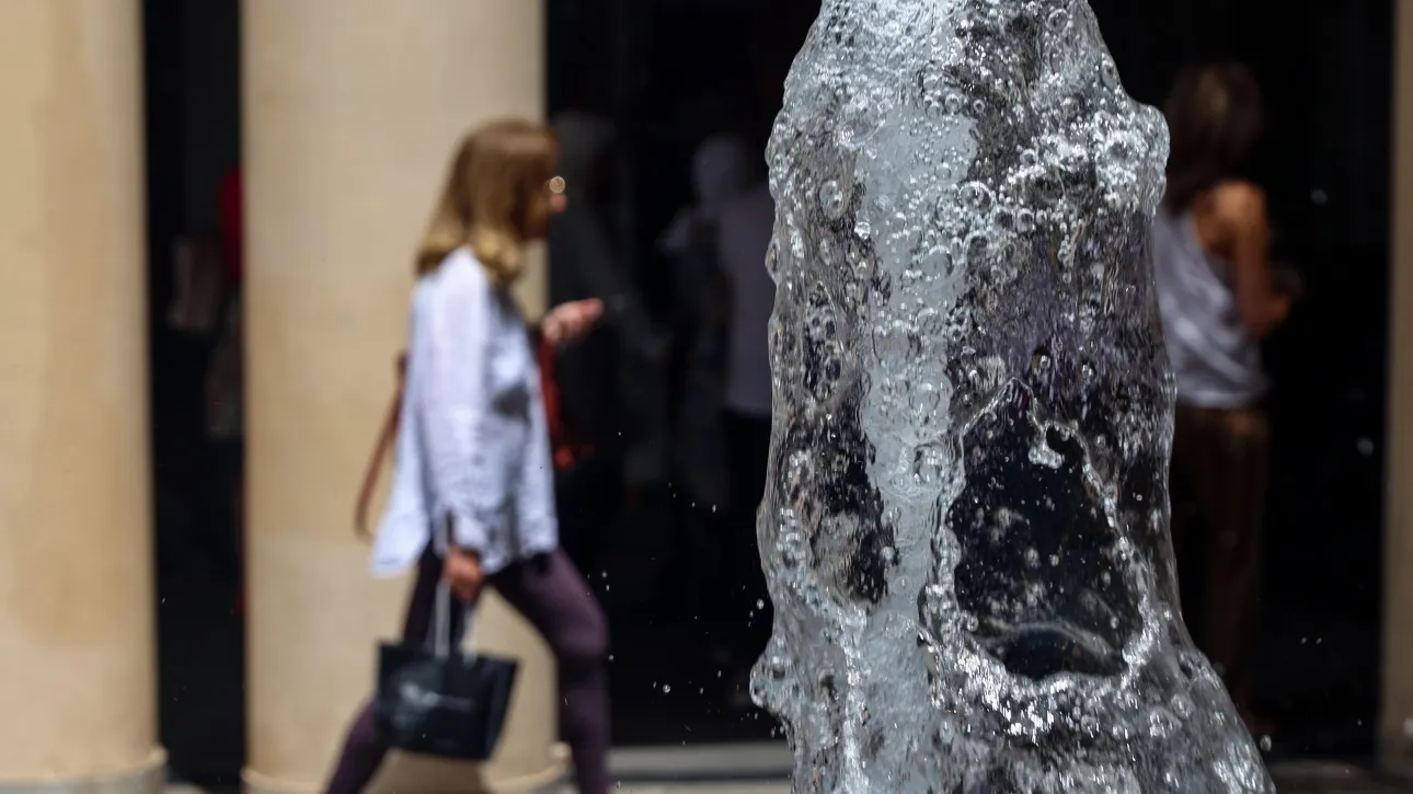 Οδηγός «επιβίωσης» από τον καύσωνα – Τι συμβουλεύουν οι ειδικοί