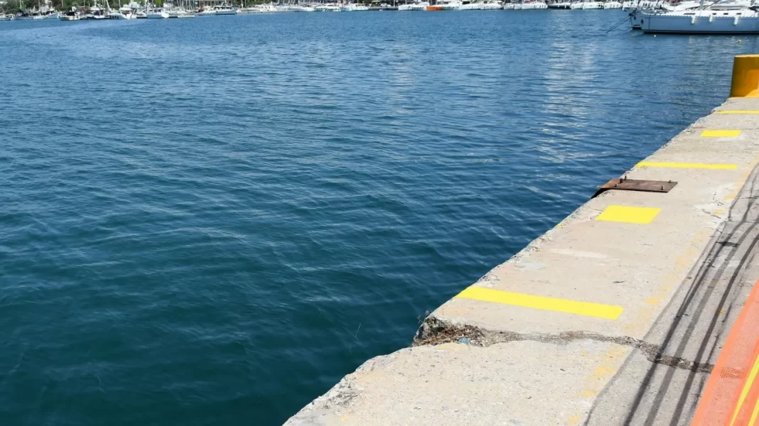 Πλοίο με 109 επιβάτες προσέκρουσε στο λιμάνι