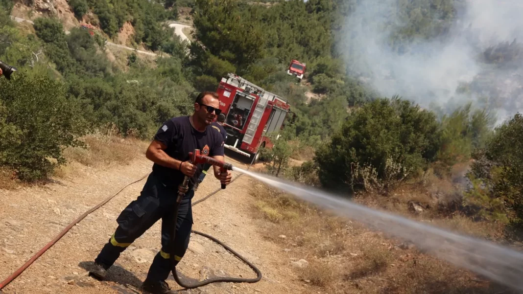 Φωτιά στη Βοιωτία: Μήνυμα από το 112, επιχειρούν ισχυρές δυνάμεις
