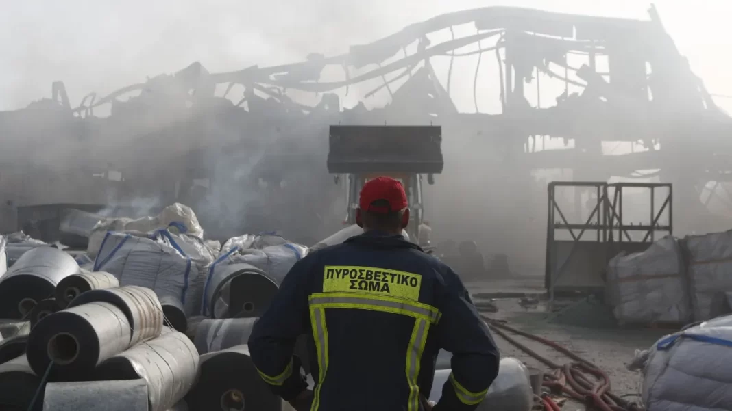 Ολοκληρωτική η καταστροφή στο εργοστάσιο που κάηκε στην Κηφισιά – Ανησυχία για τοξικές ουσίες
