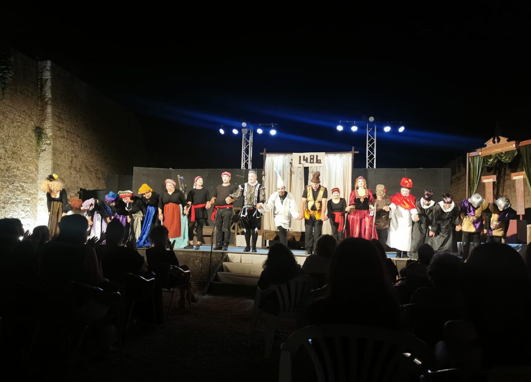 Το «ευχαριστώ» στη θεατρική ομάδα του Συλλόγου Εκπαιδευτικών Π.Ε. Ηρακλείου «Δ. Θεοτοκόπουλος»